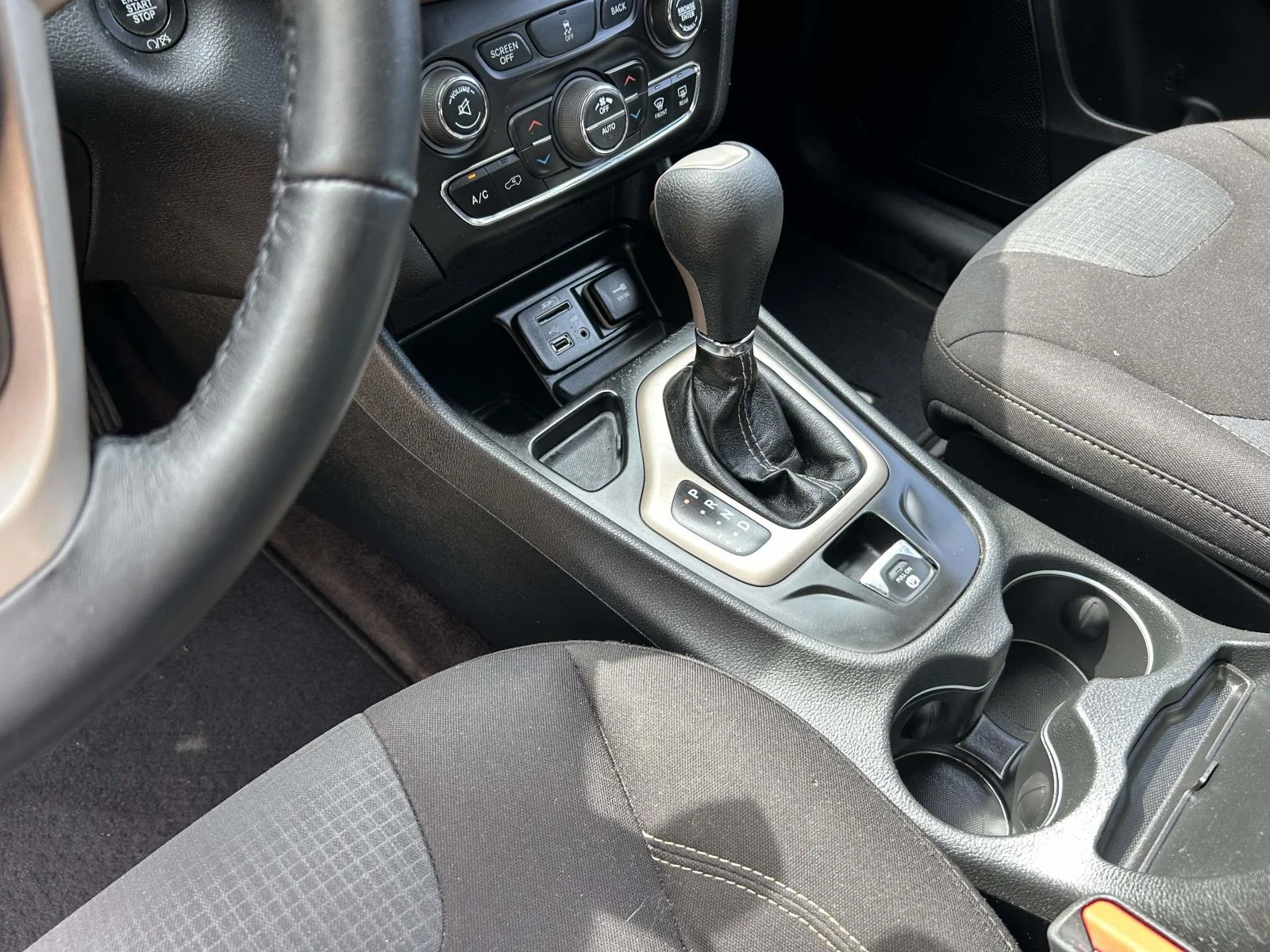Used 2017 Gray Jeep Latitude FWD image 16