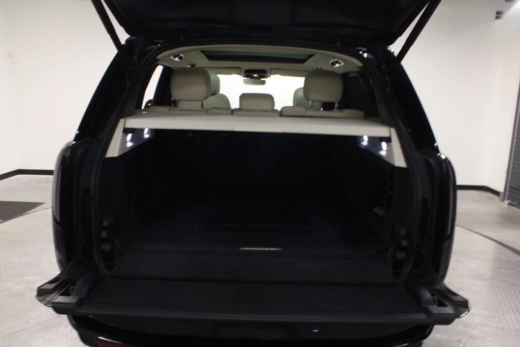 Used 2025  Land Rover SE image 41