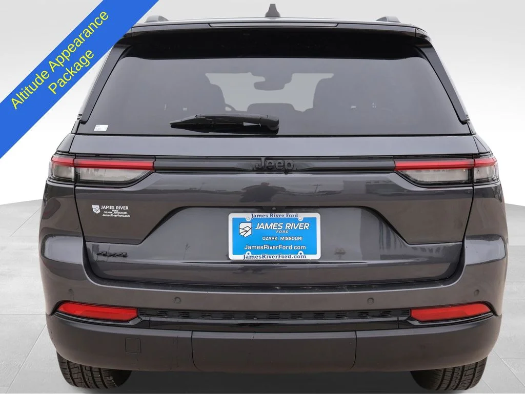 Used 2023 Gray Jeep Altitude X image 4