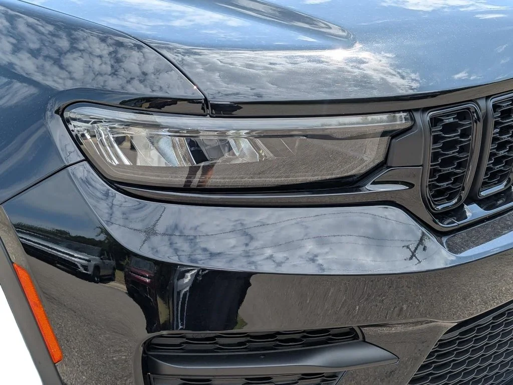 Used 2025 Black Jeep Altitude X image 4
