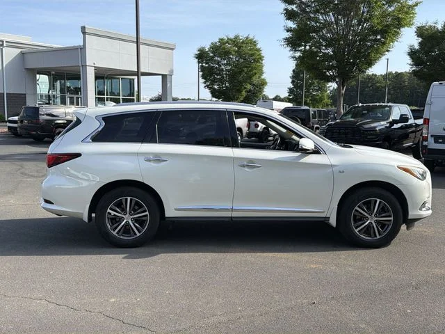Used 2017 White INFINITI Base image 5