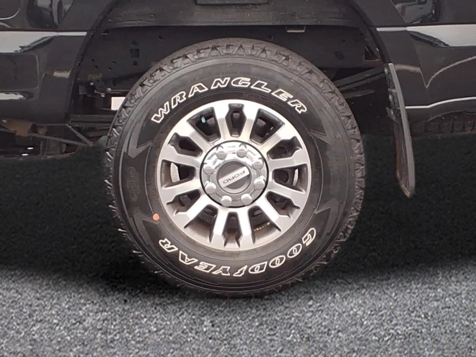 Used 2022 Agate Black Metallic Ford LARIAT image 3