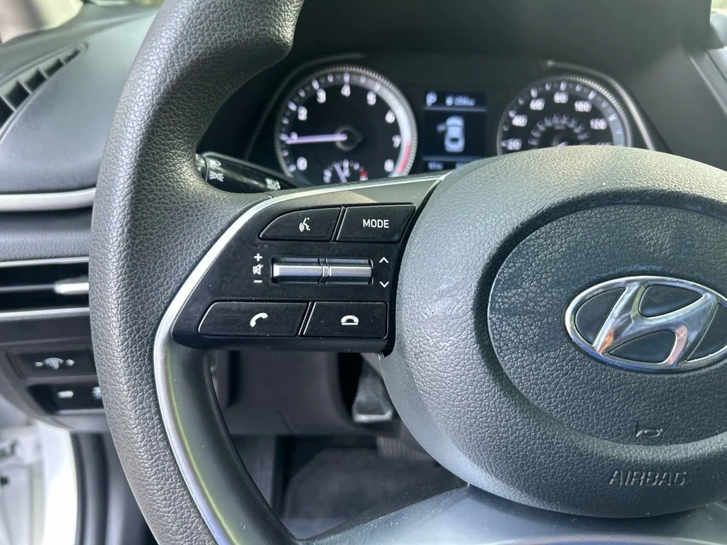 Used 2023 White Hyundai SE image 22