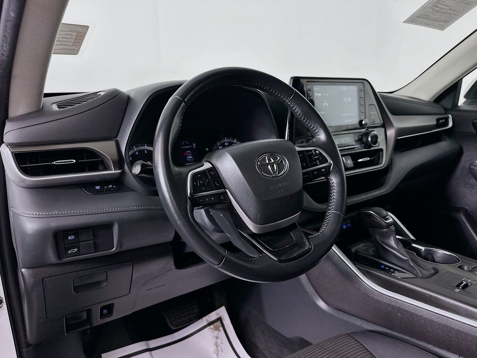 Used 2022 Pearl Toyota LE image 10