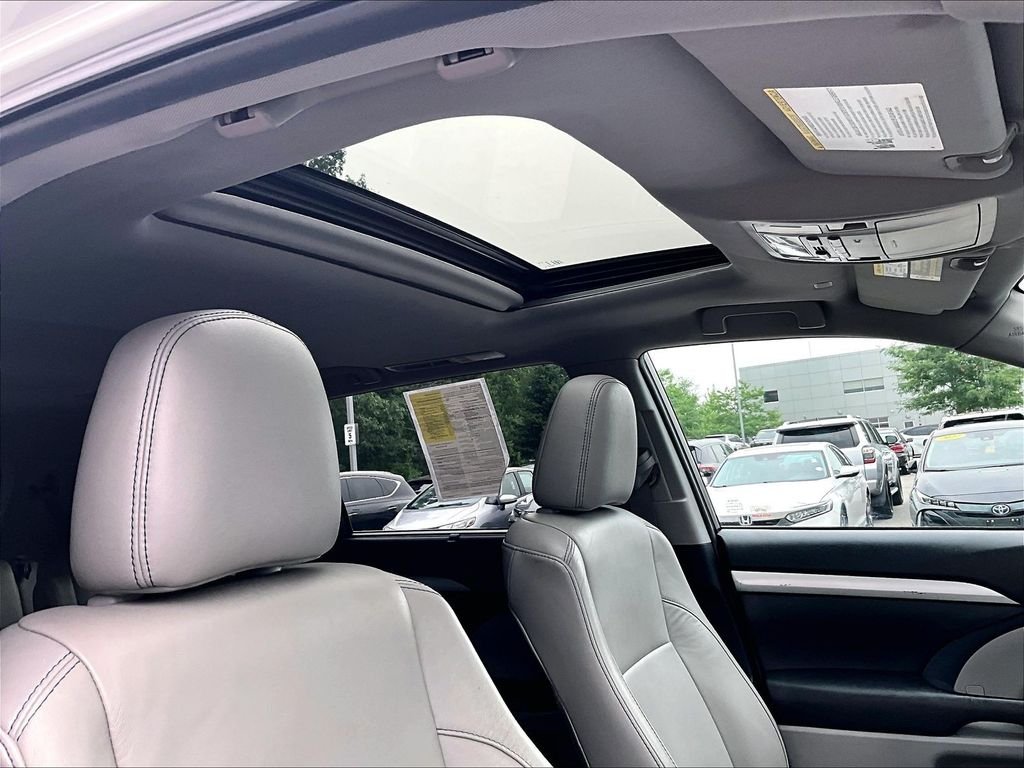 Used 2019 White Toyota XLE image 23