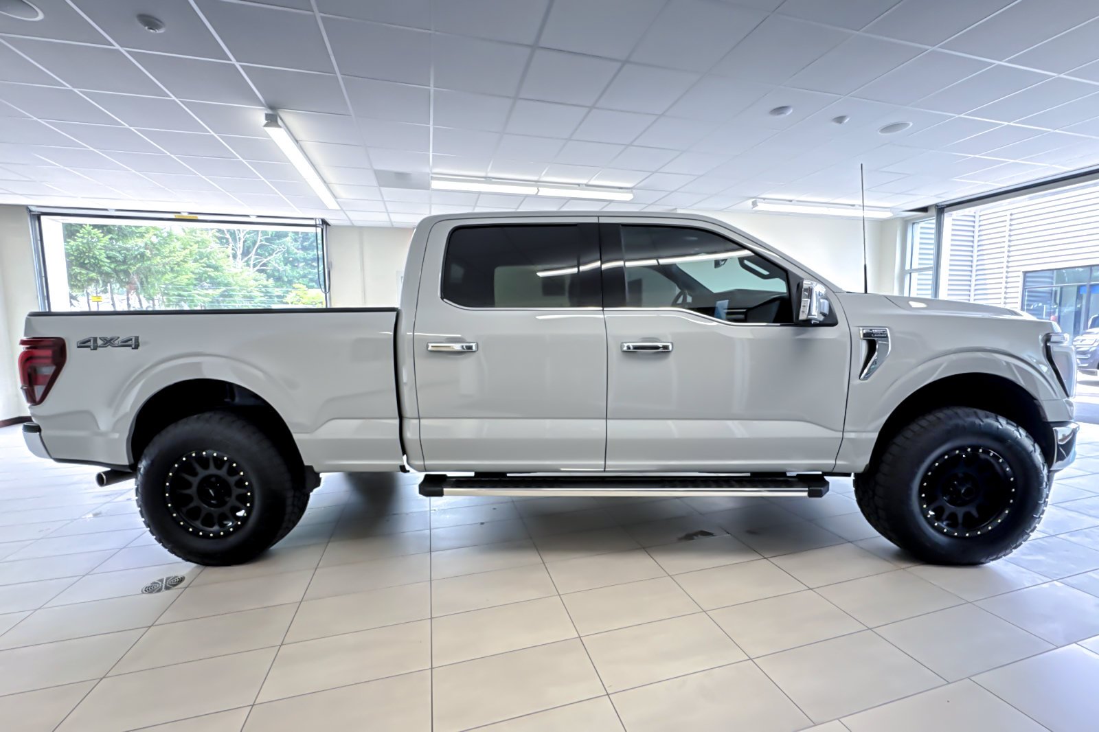Used 2024 Avalanche Ford LARIAT image 3