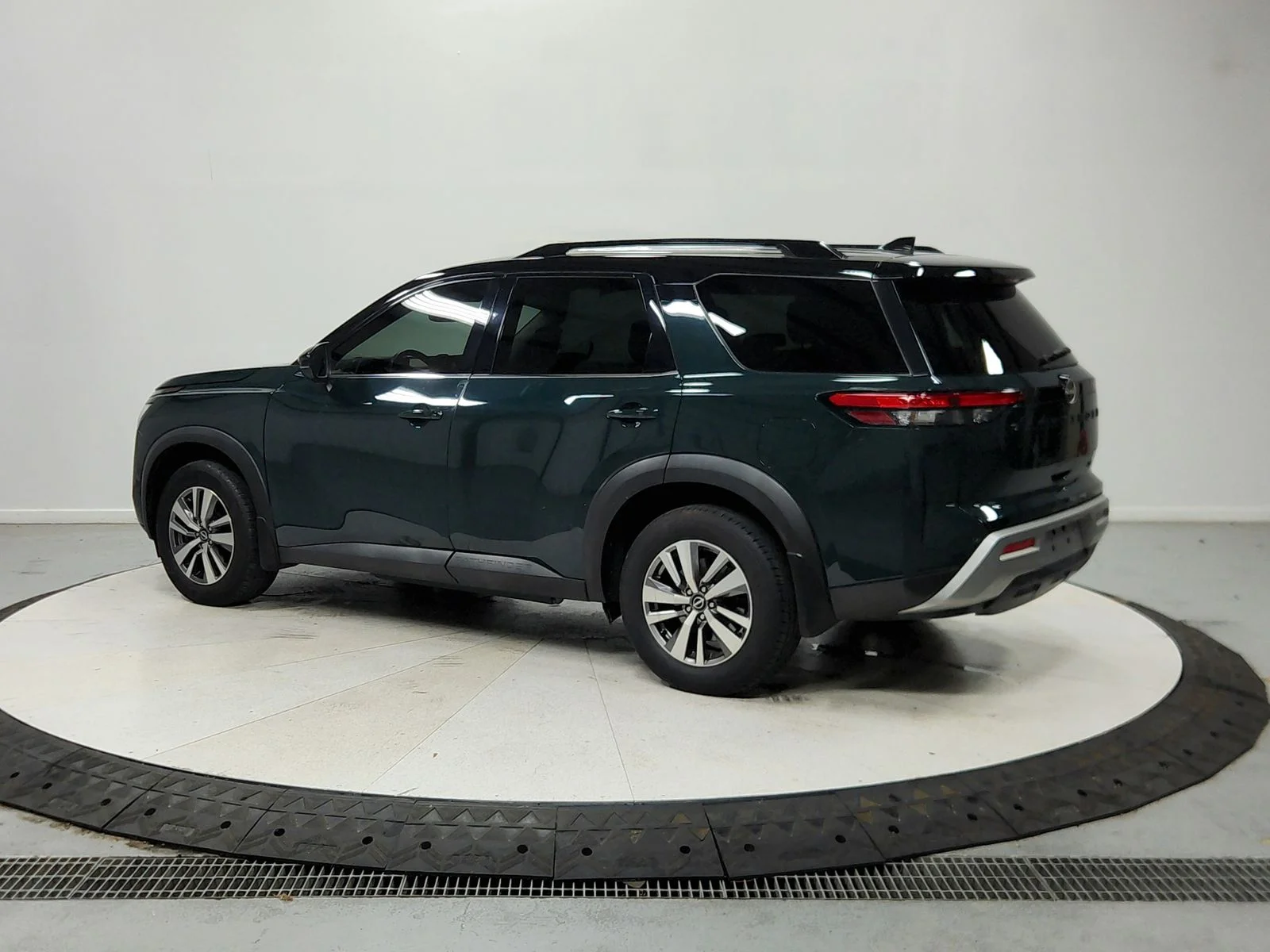Used 2022 Green 2 Tone Nissan SL image 6