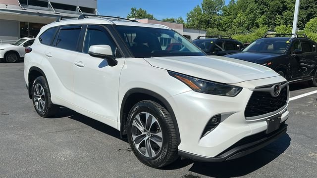 Used 2023 Beige Toyota XLE image 3