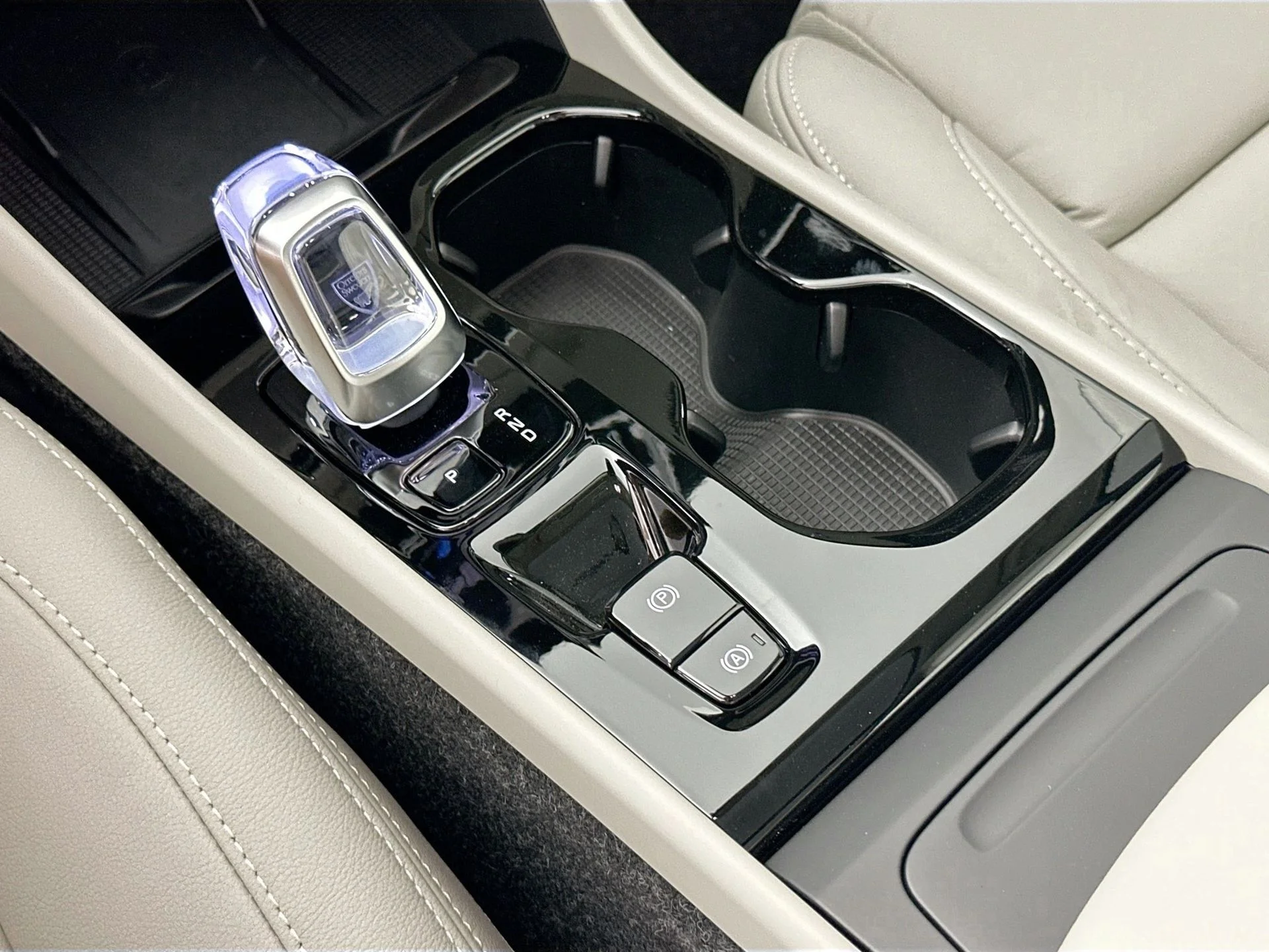2026 Volvo XC40 Ultra - Photo 16
