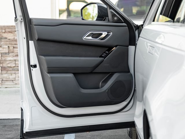 New 2026 Arroios Grey Land Rover Dynamic SE image 12