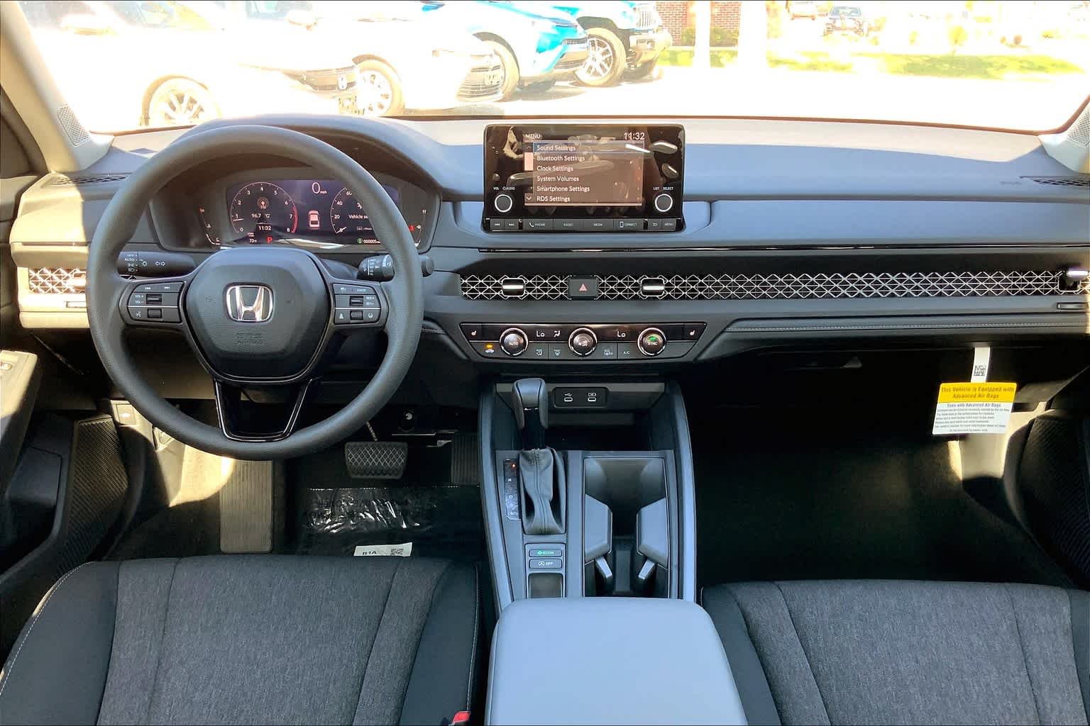 Used 2025 Solar Silver Metallic Honda SE image 5