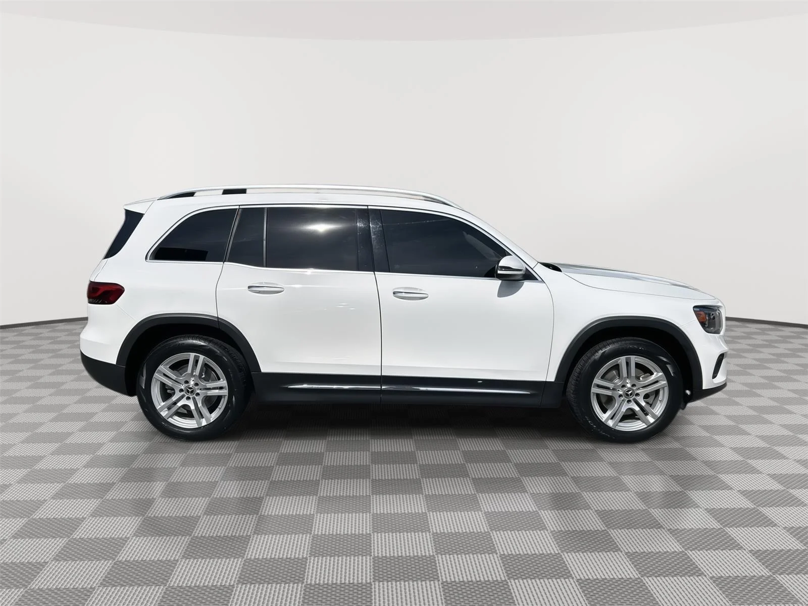 Used 2022 Polar White Mercedes-Benz GLB 250 image 2