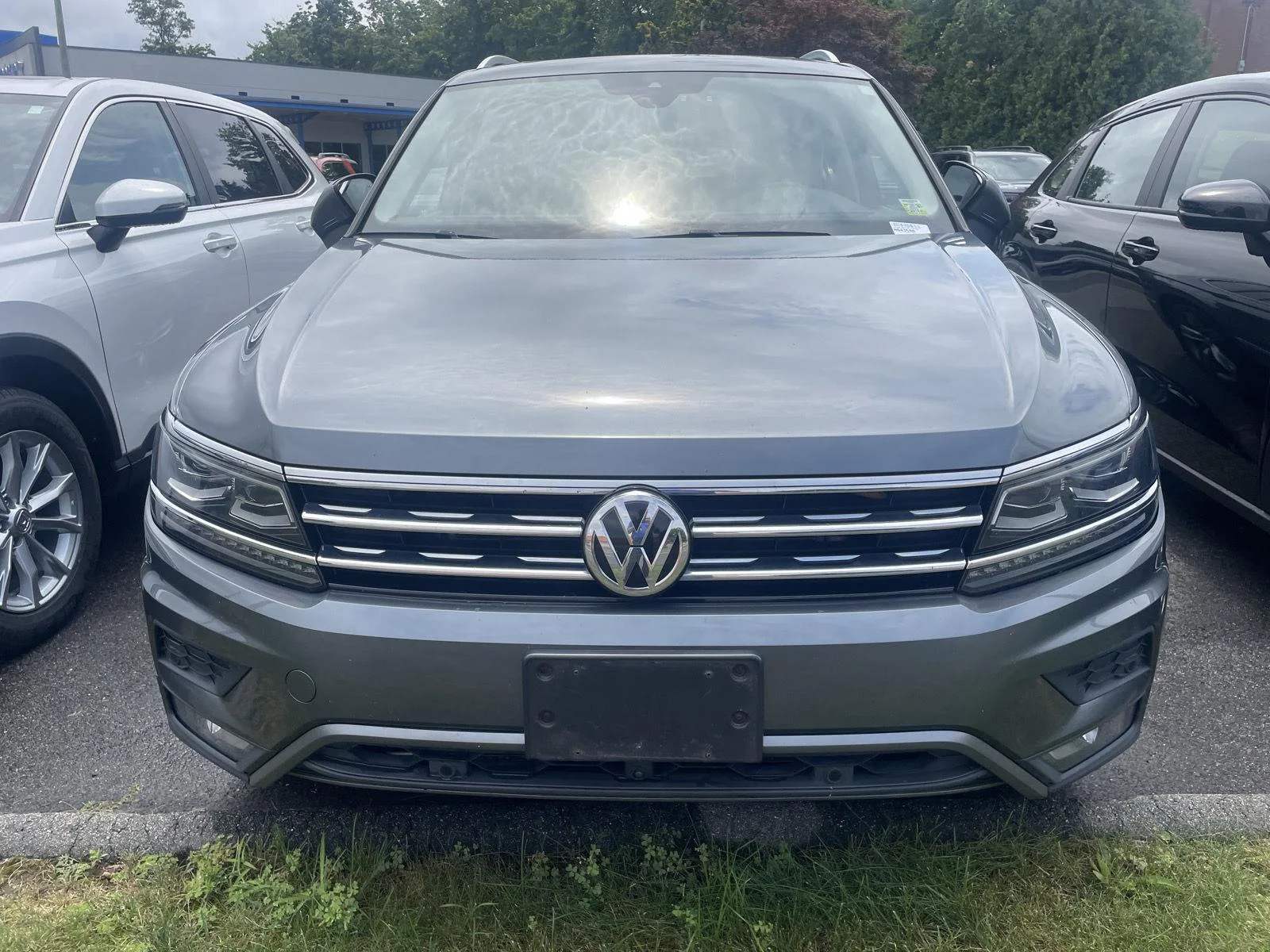 Used 2018 Platinum Gray Metallic Volkswagen SEL Premium image 2