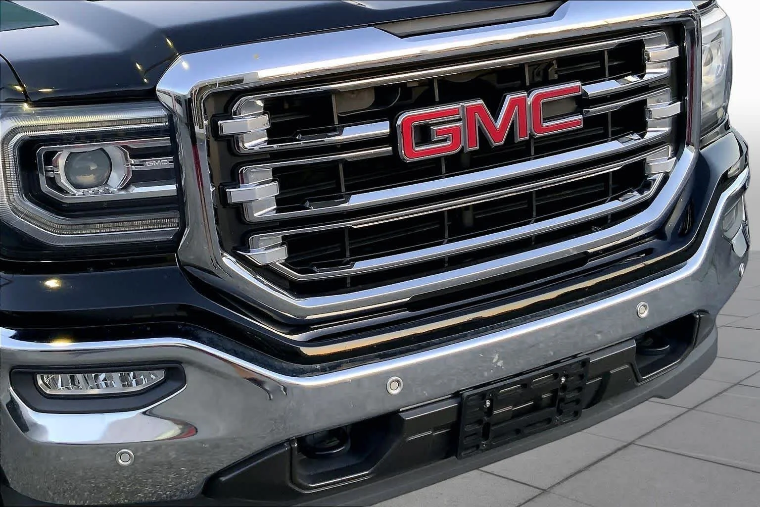 Used 2018 Onyx Black GMC SLT image 29