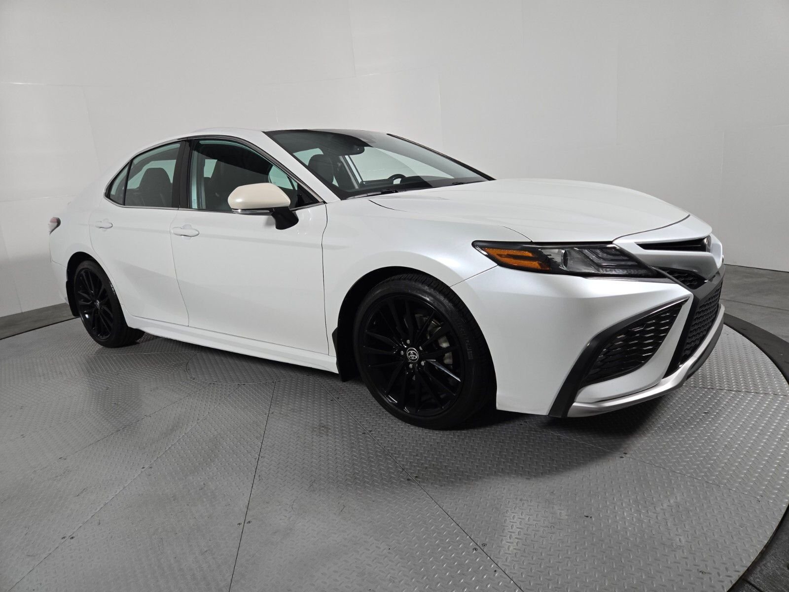 Used 2022 Pearl Toyota XSE image 15