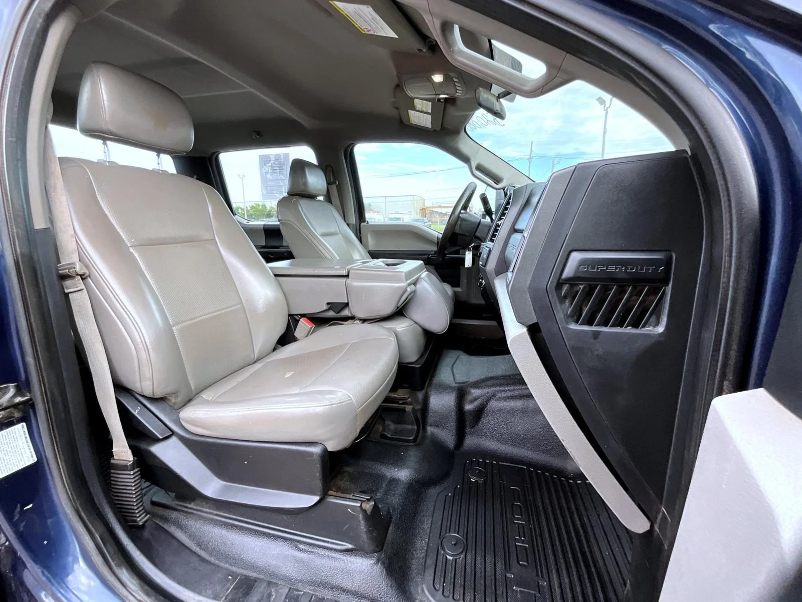 Used 2018 Blue Ford XL image 16