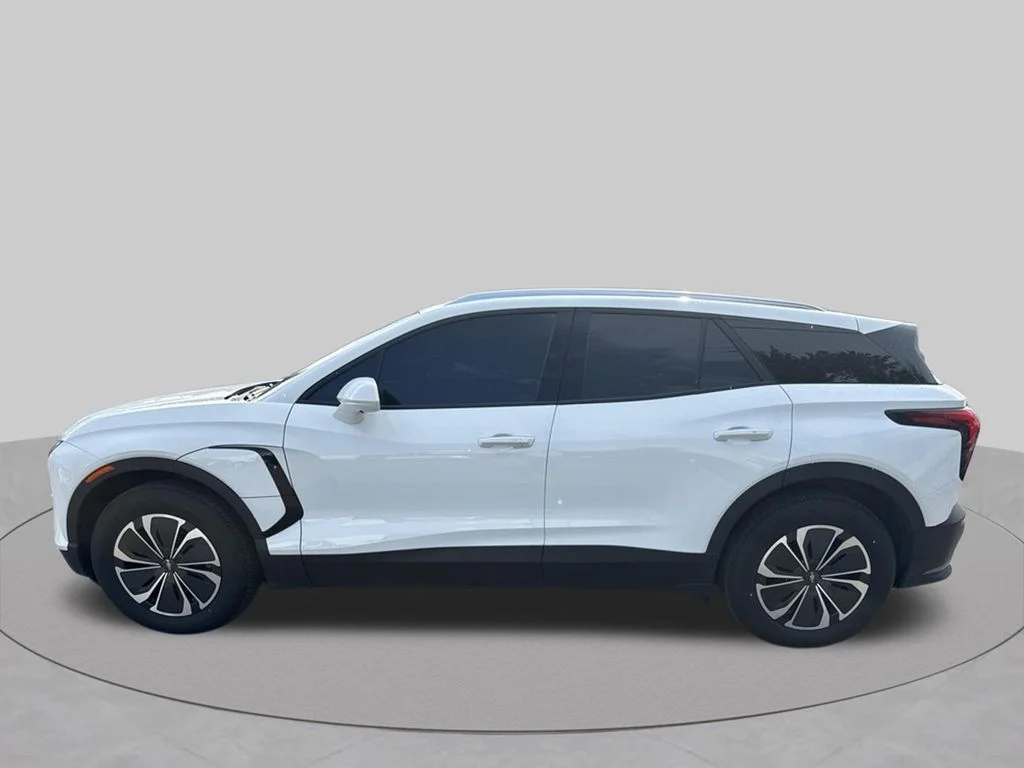 Used 2024 Summit White Chevrolet LT image 9