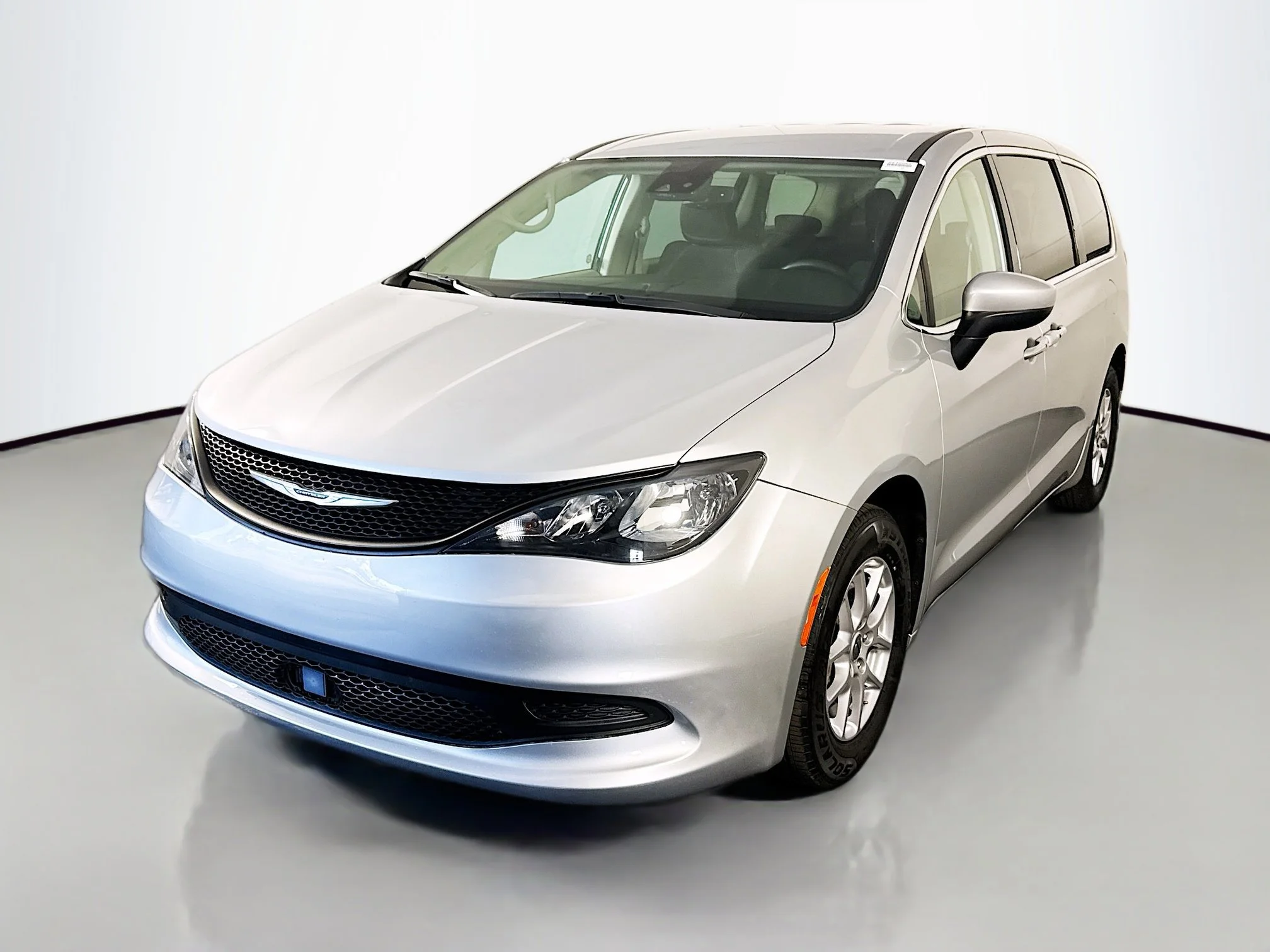 Used 2023 Silver Mist Clearcoat Chrysler LX image 3