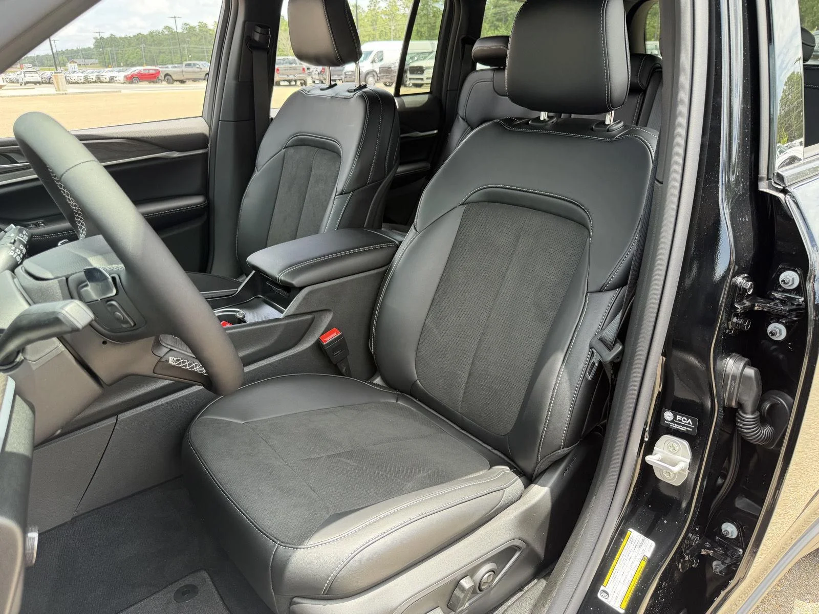 New 2026 Diamond Black Crystal Pearl-Coat Exterior Paint Jeep Laredo Altitude image 18