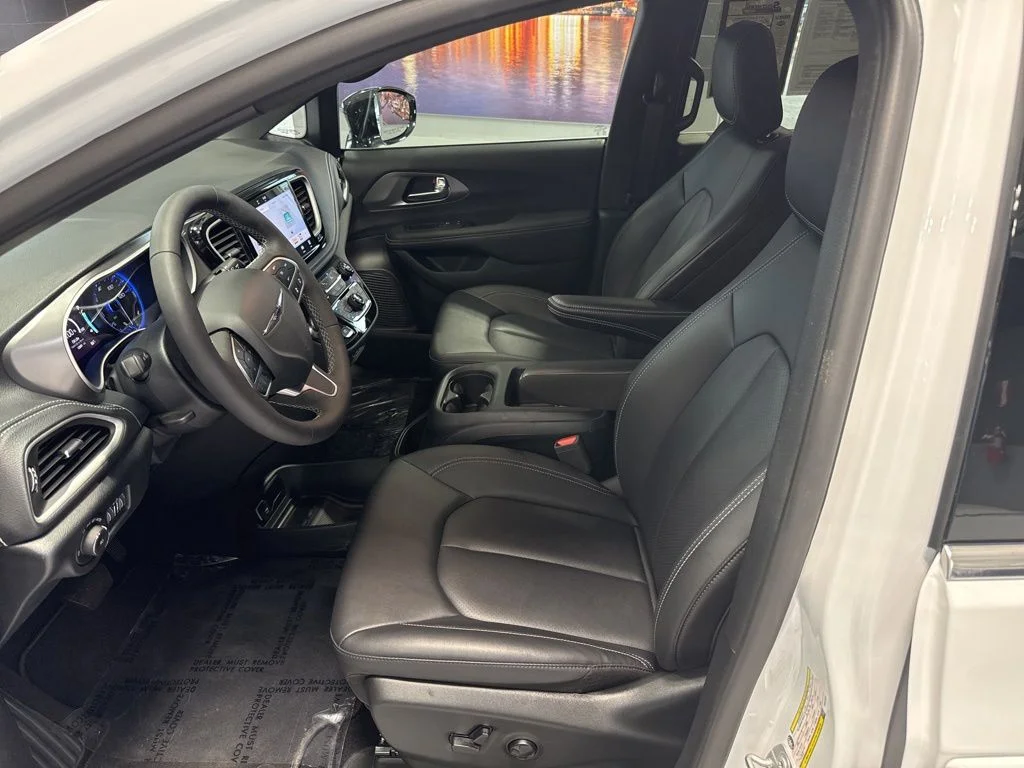 Used 2025 White Chrysler Select image 15