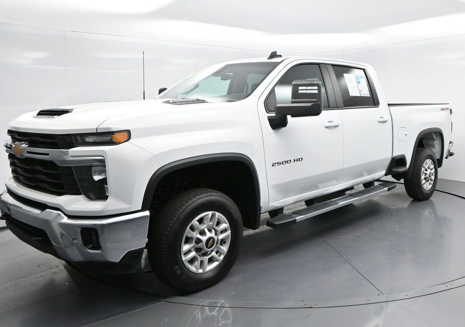 Used 2025 Summit White Chevrolet LT image 3