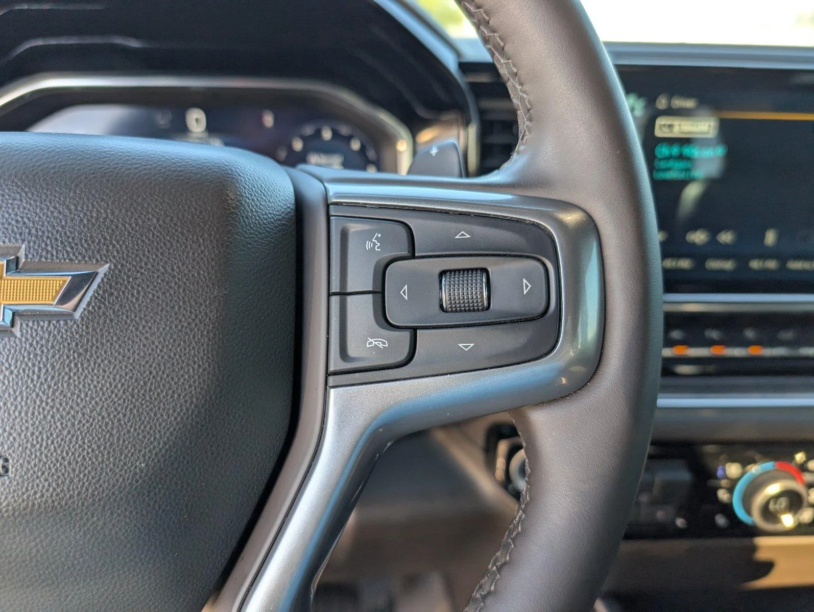 Used 2024 Iridescent Pearl Tricoat Chevrolet LTZ image 27