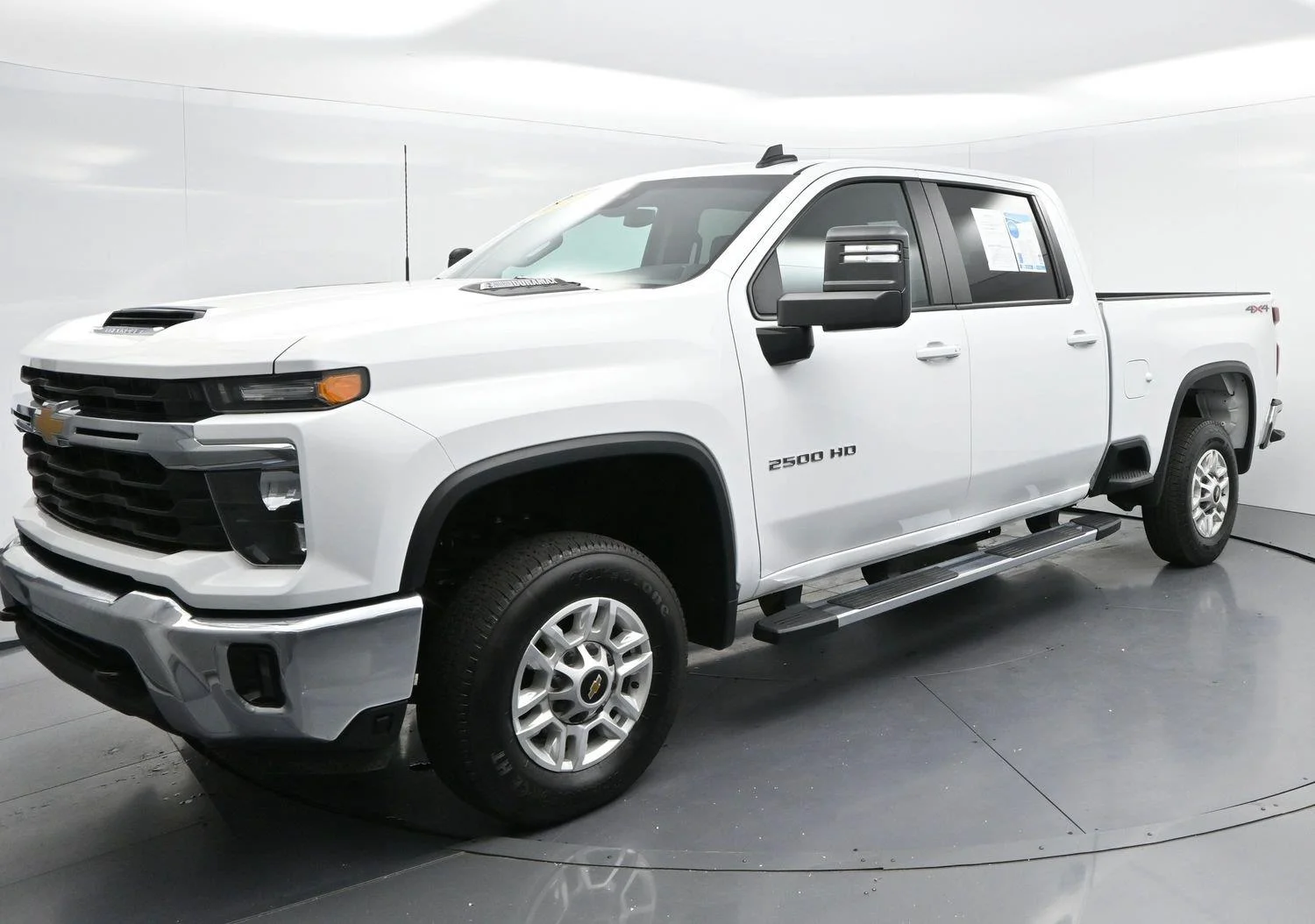 Used 2025 Summit White Chevrolet LT image 3