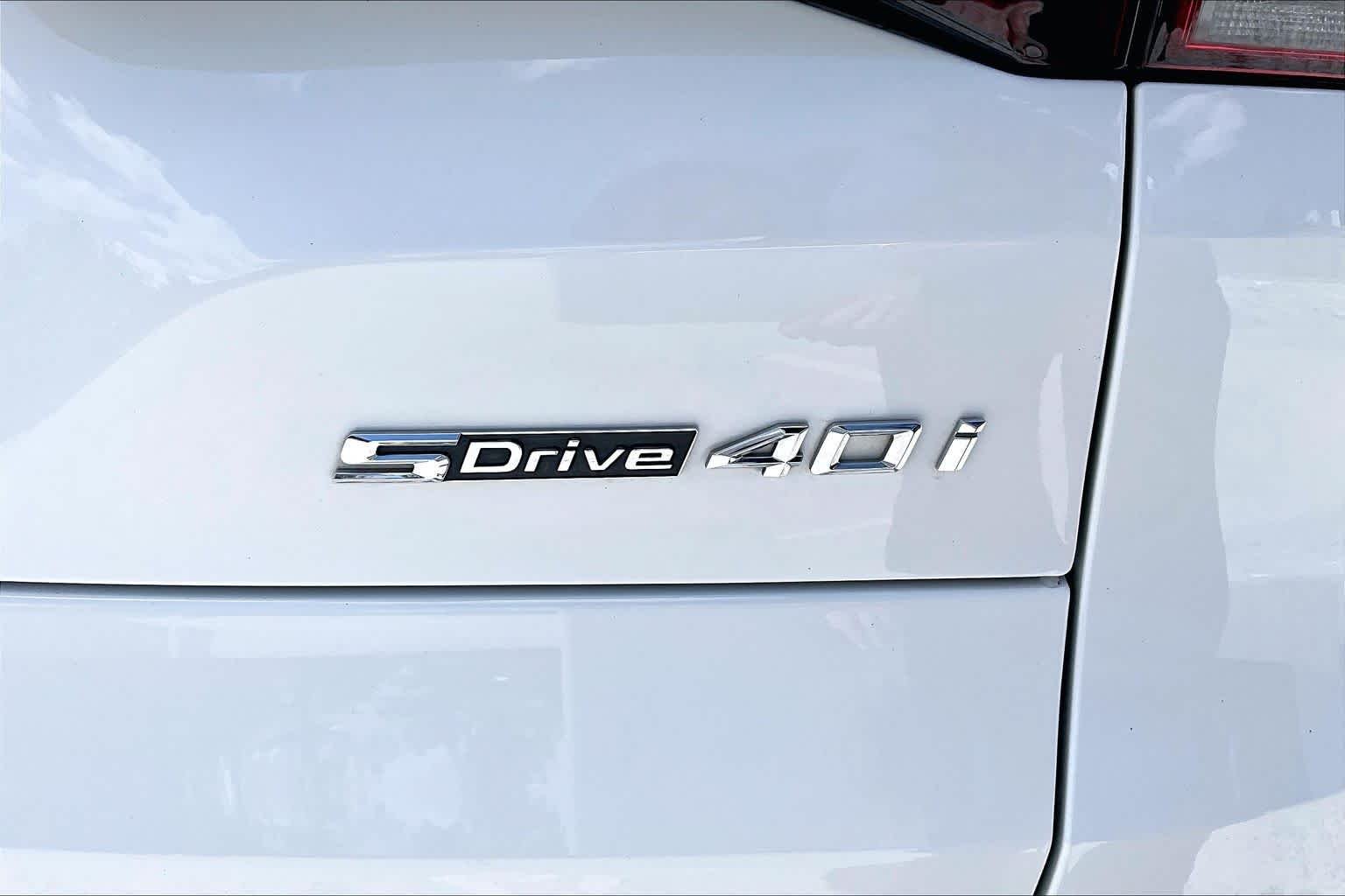 Used 2022 Alpine White BMW sDrive40i image 10