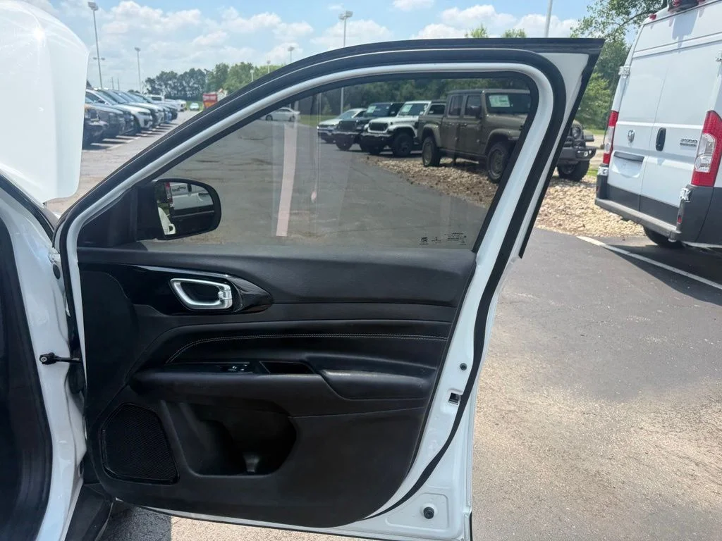 Used 2022 White Jeep Latitude image 50