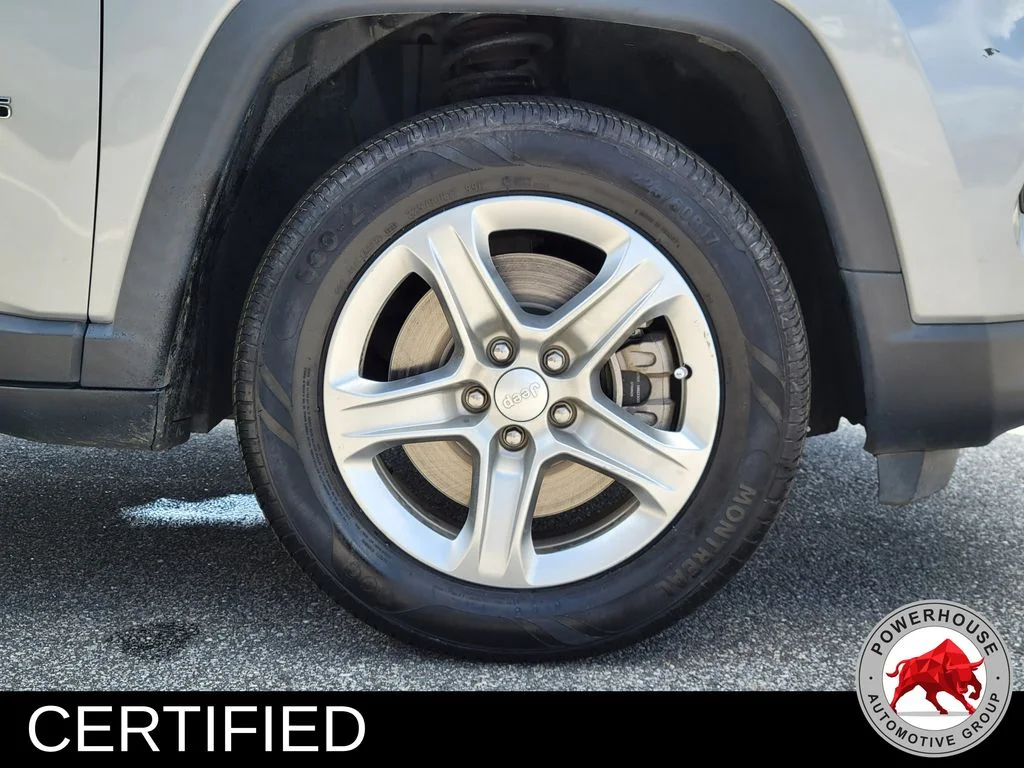 Used 2024  Jeep Latitude image 11