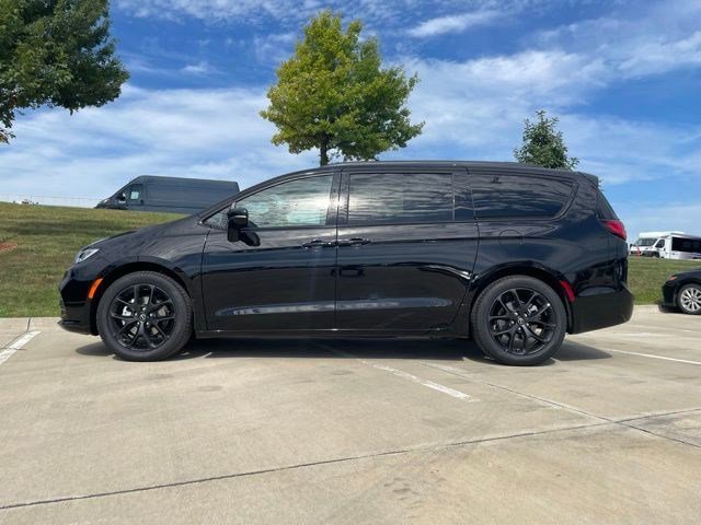 New 2026 Diamond Black Crystal Pearlcoat Chrysler Limited image 2