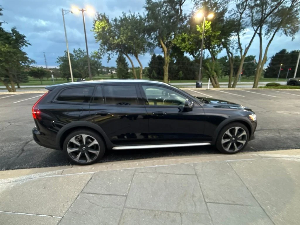 Used 2024 Onyx Black Metallic Volvo Ultimate image 7