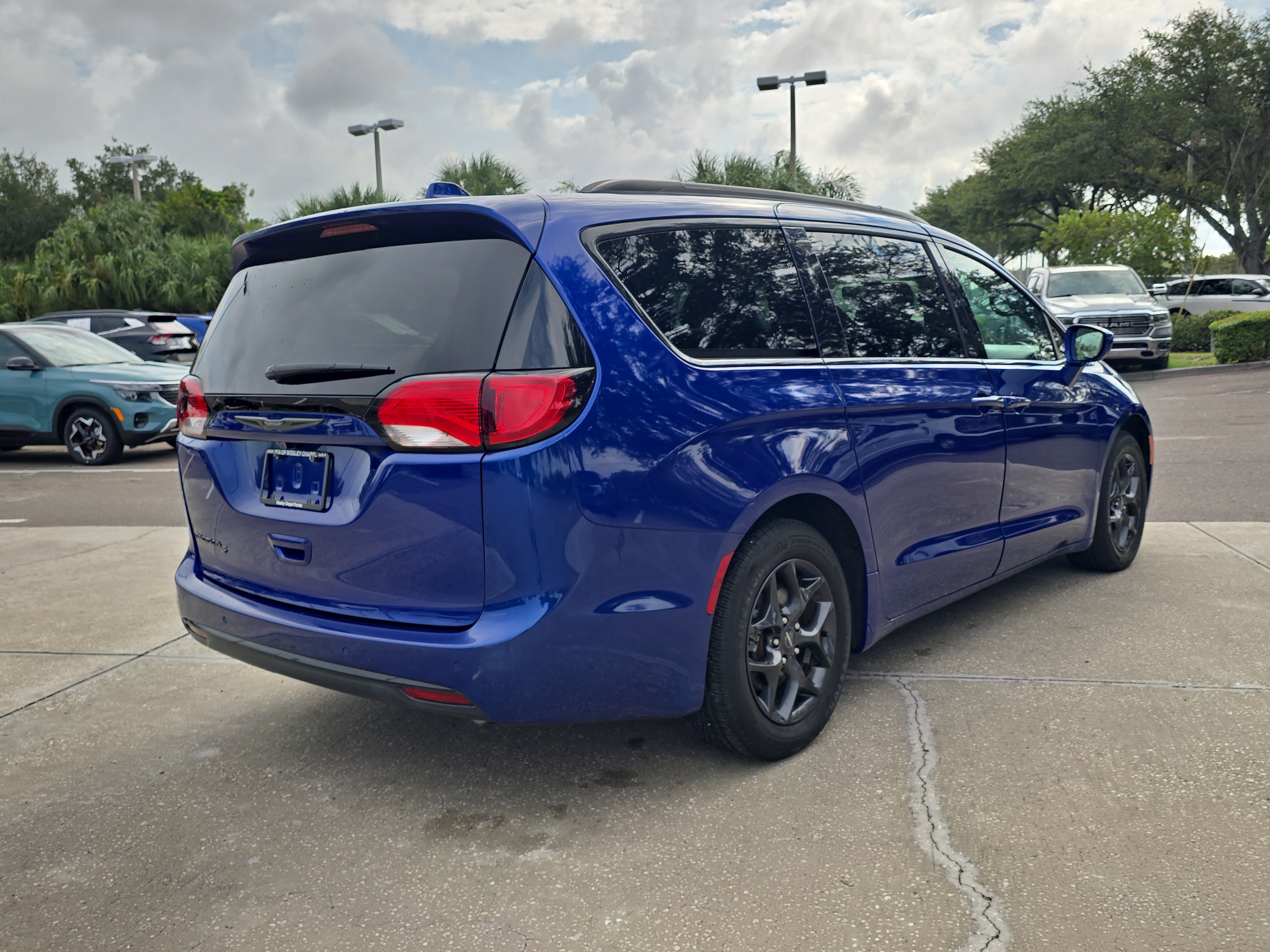 Used 2019 Ocean Blue Metallic Chrysler Touring L image 8