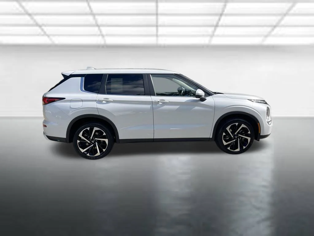 Used 2024 White Mitsubishi SE image 6