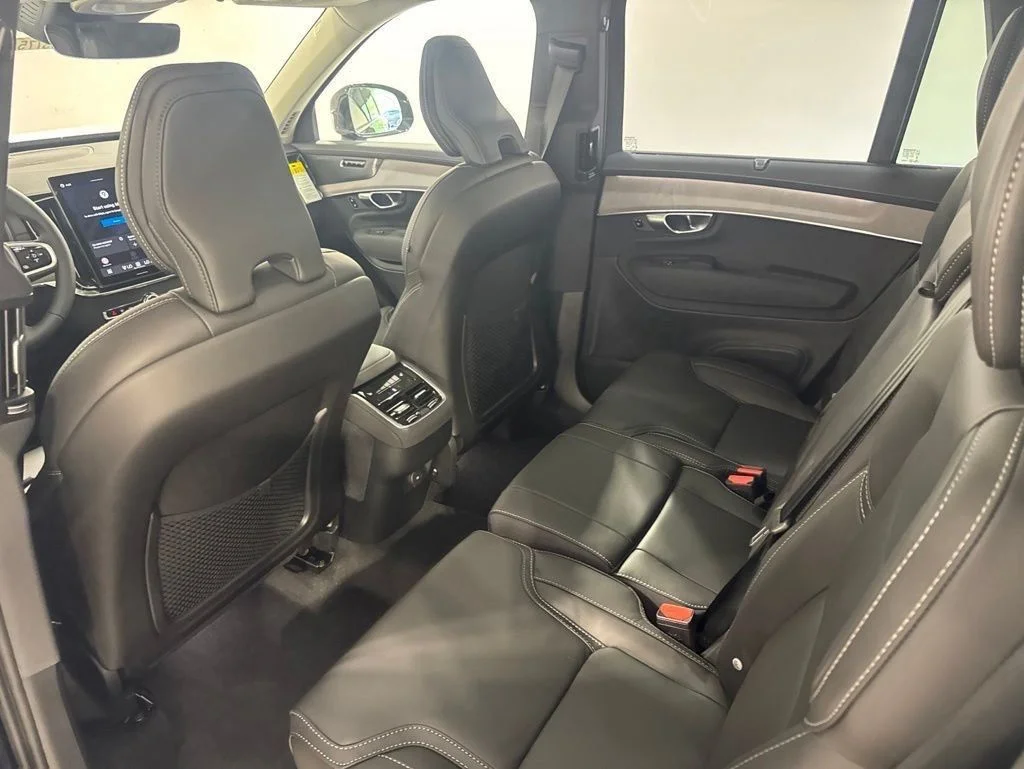 New 2026 Onyx Black Metallic Volvo B6 Plus 7-Seater image 21