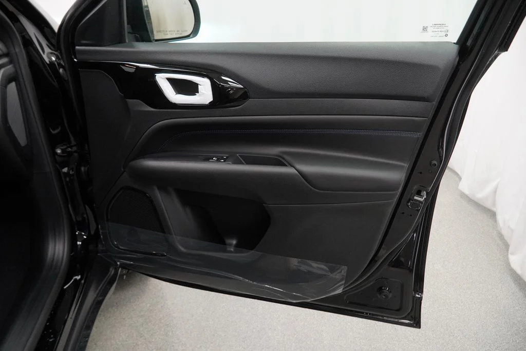 New 2026 Diamond Black Crystal Pearlcoat Jeep Latitude image 32