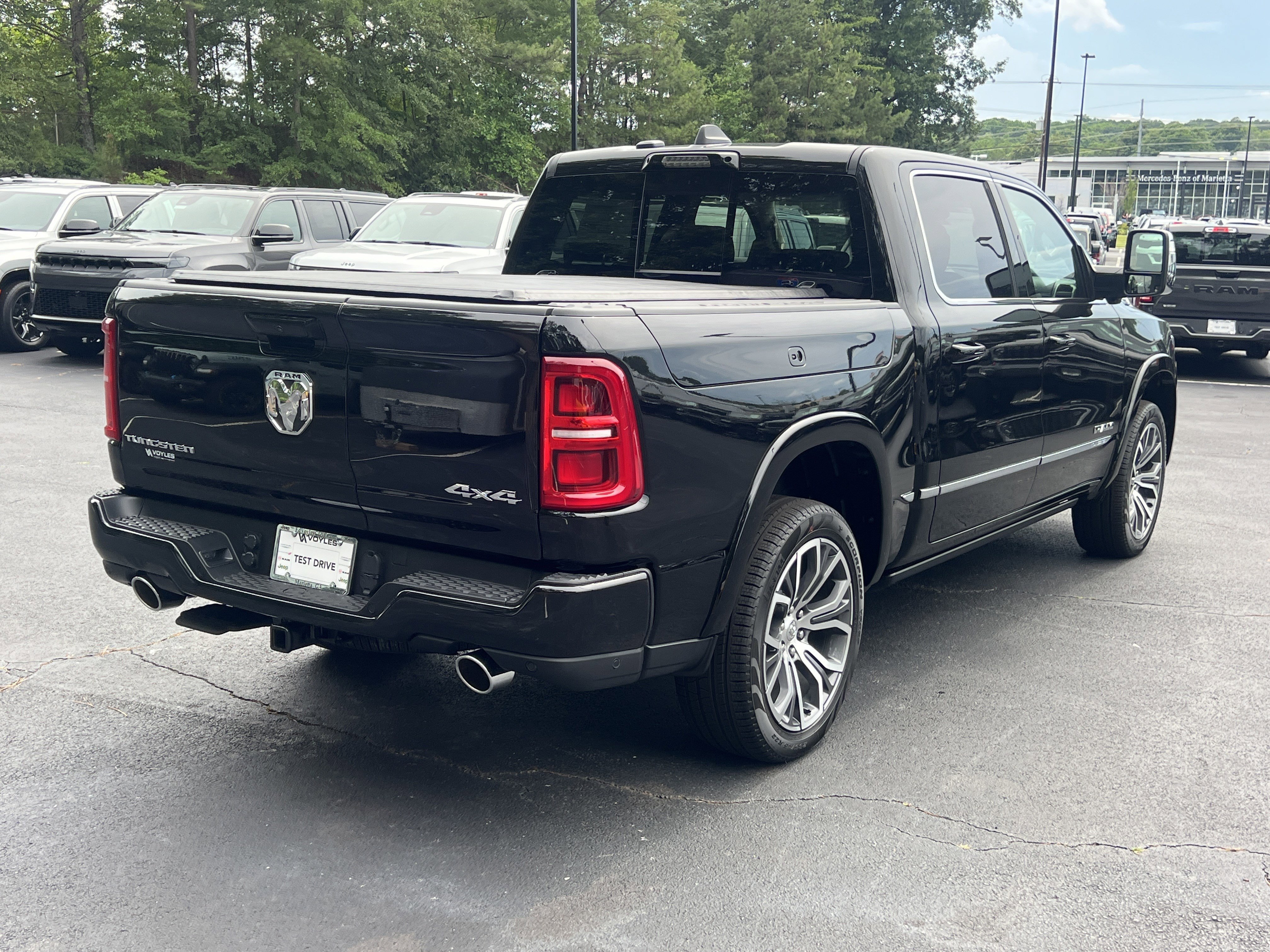 New 2026 Diamond Black Crystal Pearl-Coat Exterior Paint RAM Tungsten image 8