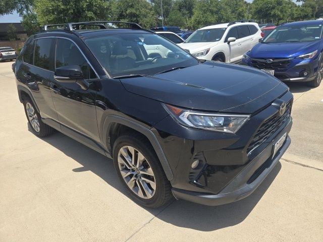 Used 2019  Toyota XLE Premium image 1