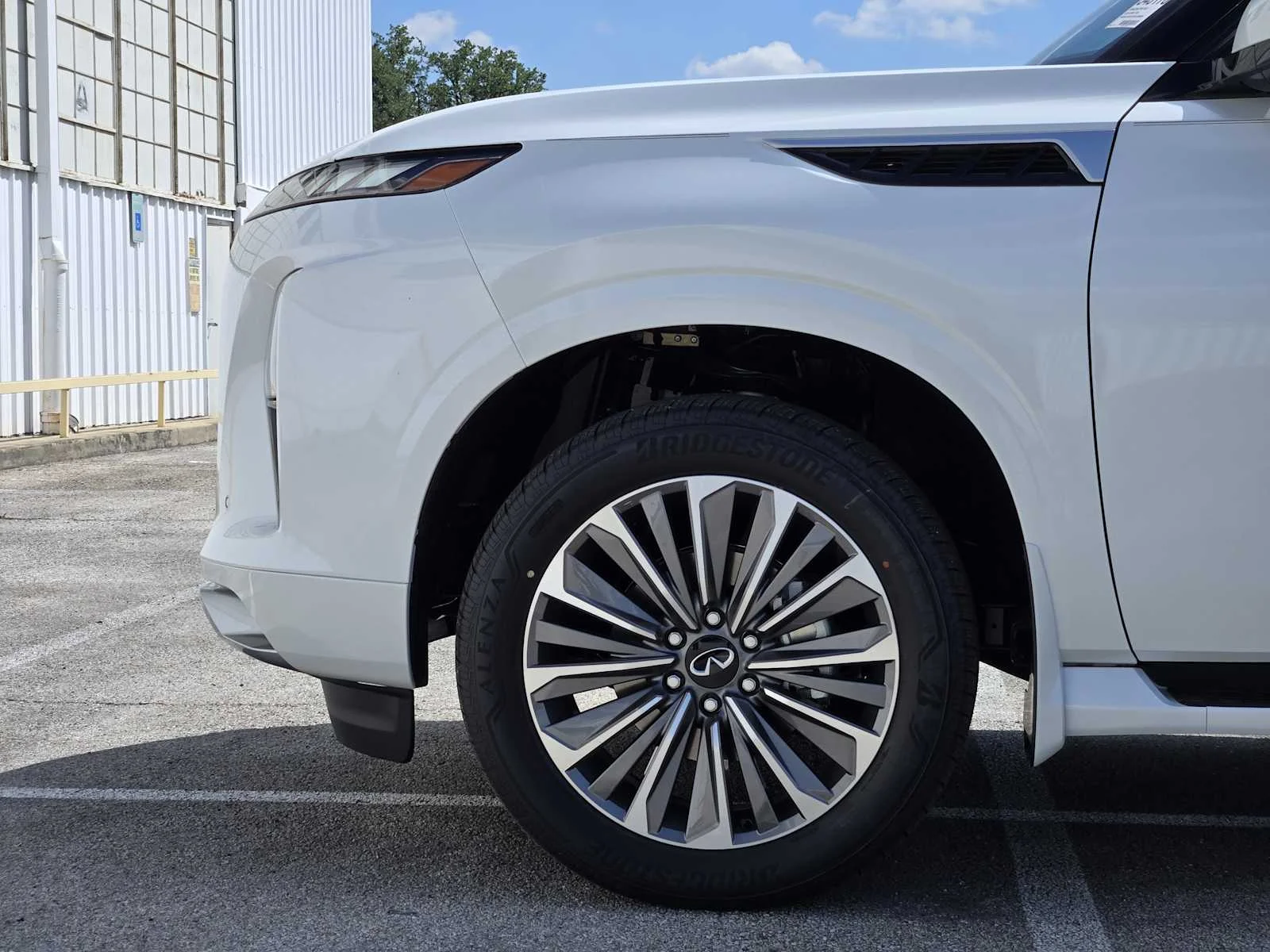 New 2026 RADIANT WHITE INFINITI Luxe 2WD image 6