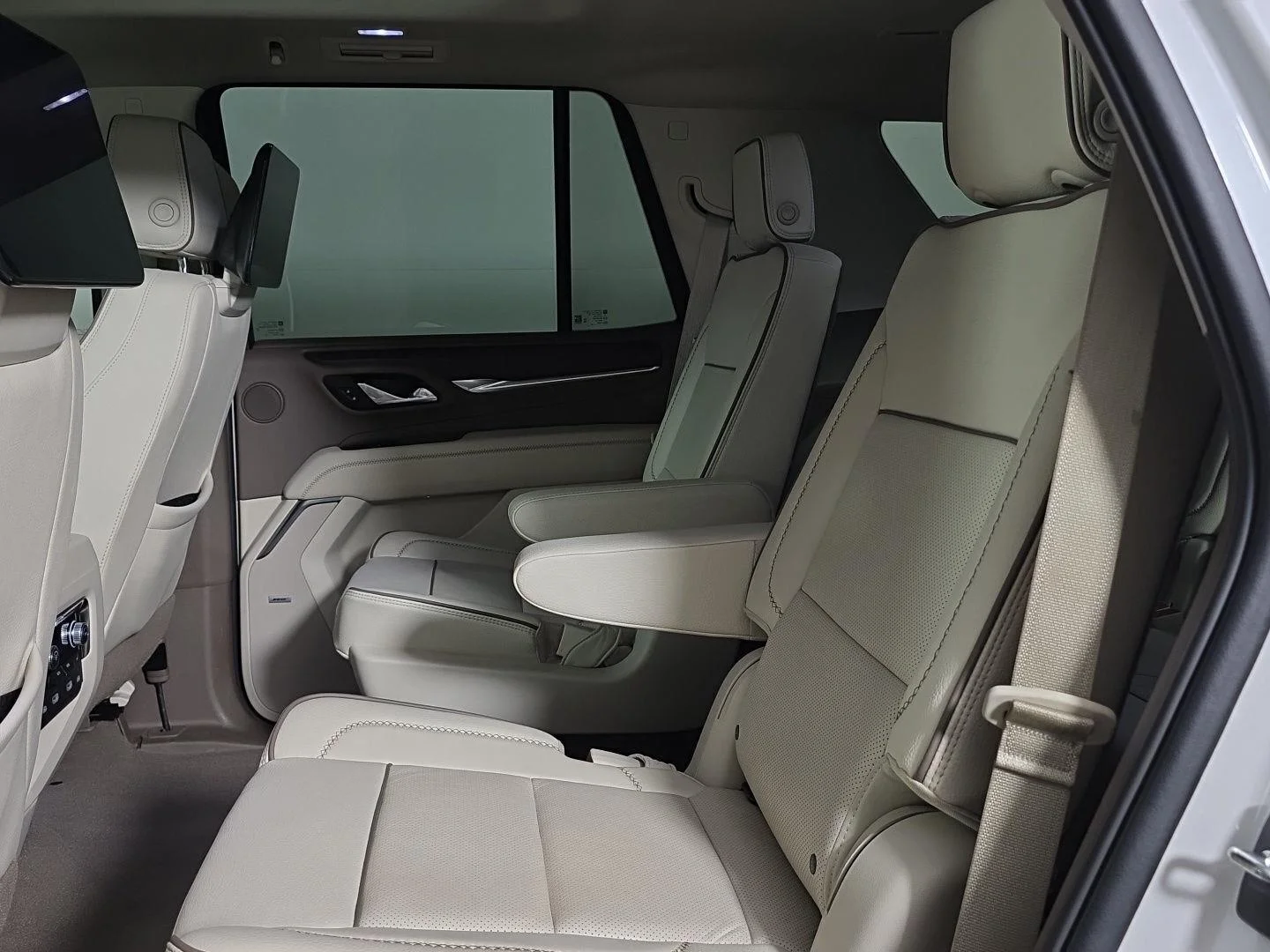 Used 2024 White Frost Tricoat GMC Denali image 33