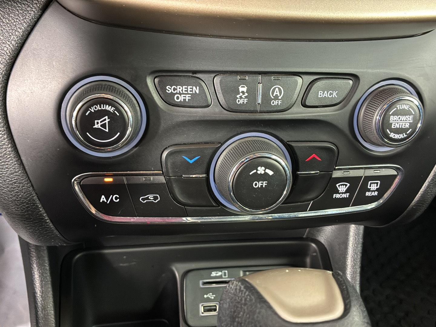 Used 2015 Bright White Clearcoat Jeep Latitude image 32