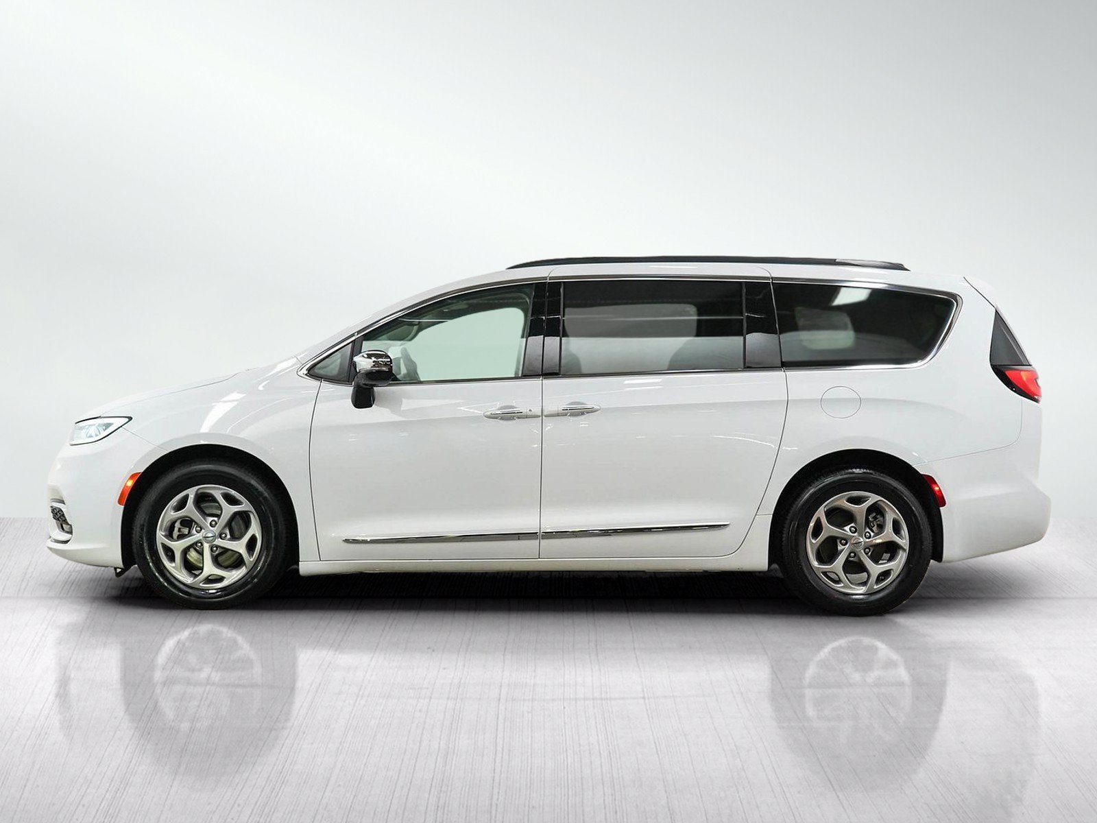 Used 2023 Chrysler Pacifica Limited with VIN 2C4RC1GGXPR520410 for sale in Minneapolis, Minnesota