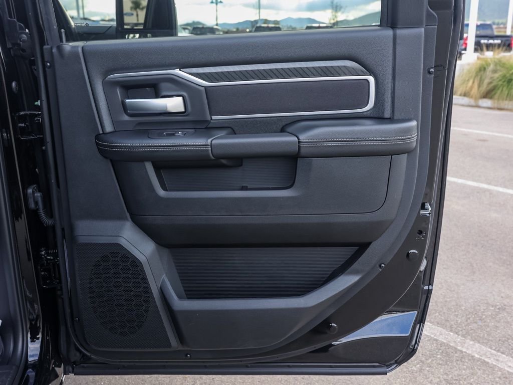 New 2026 Diamond Black Crystal Pearl-Coat Exterior Paint RAM Big Horn Night Edition image 18