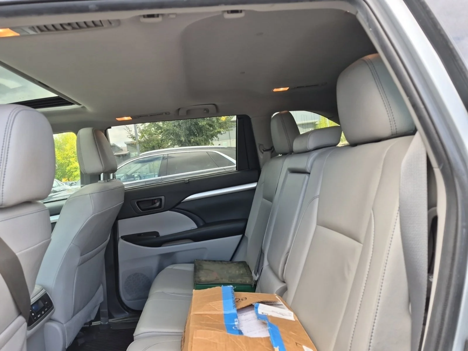 Used 2019 Silver Toyota XLE image 9