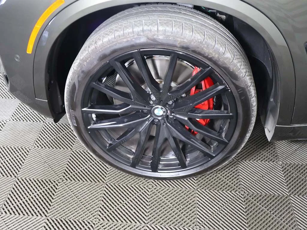 Used 2025 Green BMW M60i image 22