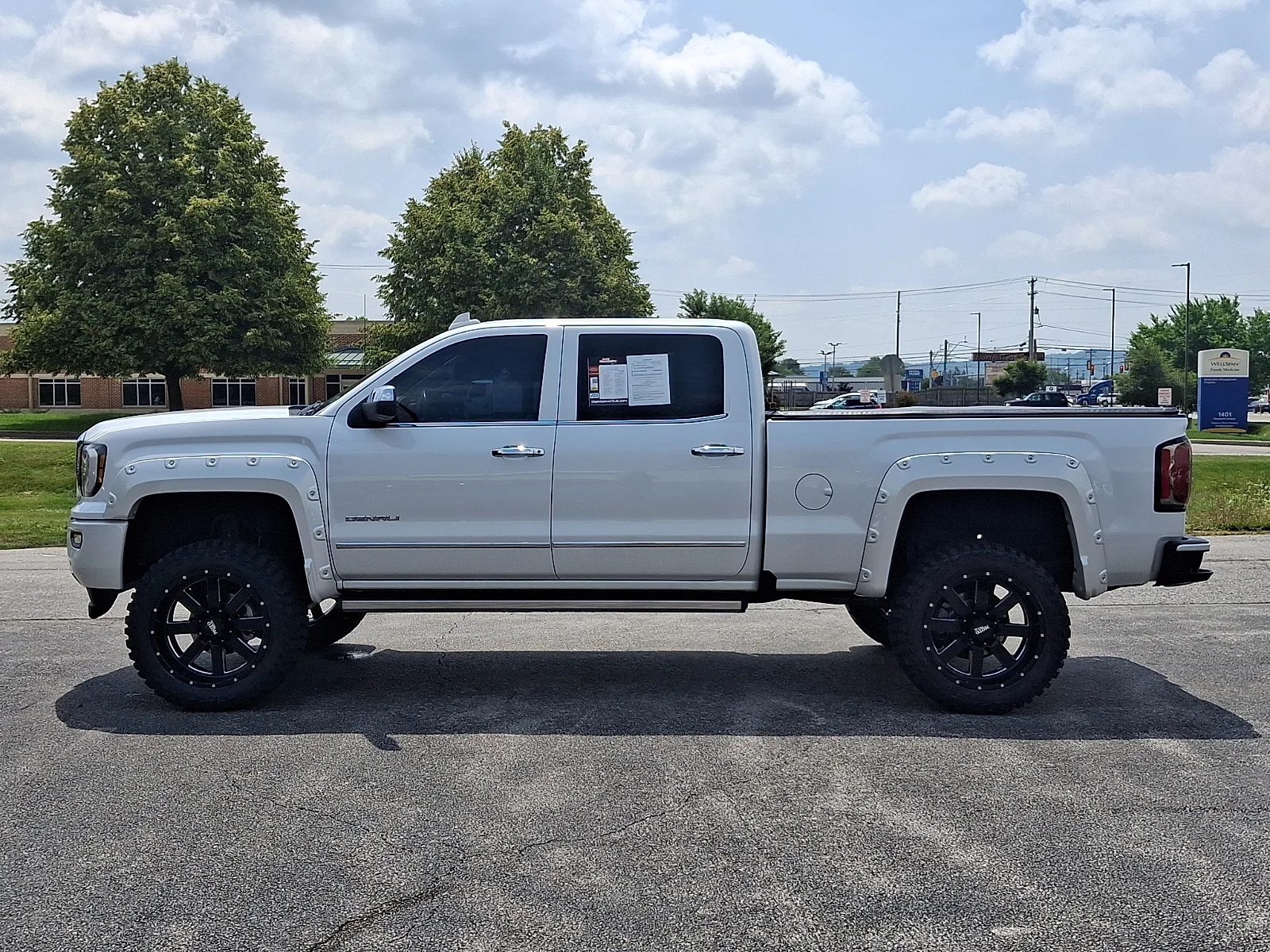 Used 2017 White GMC Denali image 7