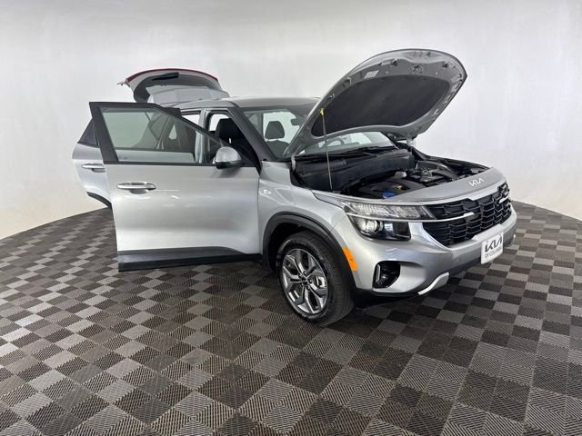 Used 2026  Kia LX image 14