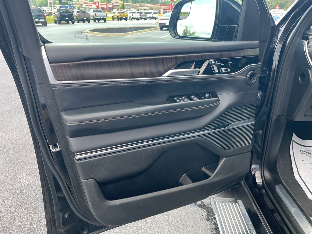 Used 2024 Black Jeep Base image 12