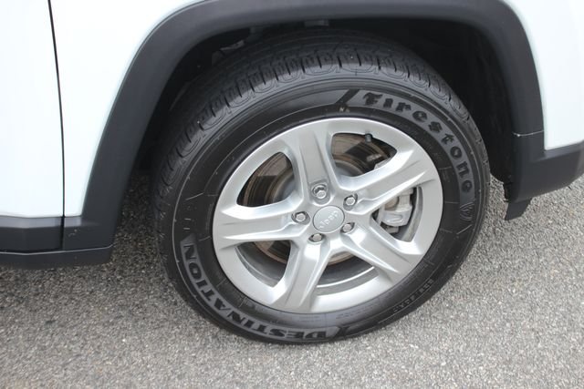 Used 2024 White Jeep Latitude image 33