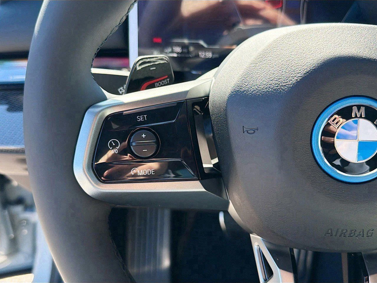 2026 BMW 5 Series 550e - Photo 39